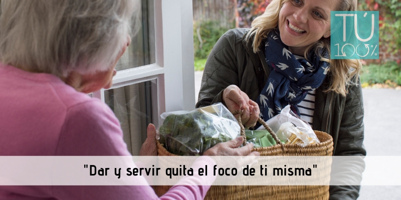 Mujer ayudando otra mujer.