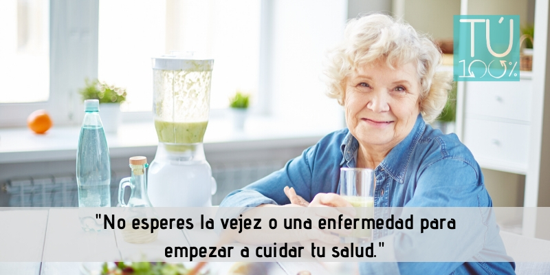 Una señora anciana tomando jugo natural.