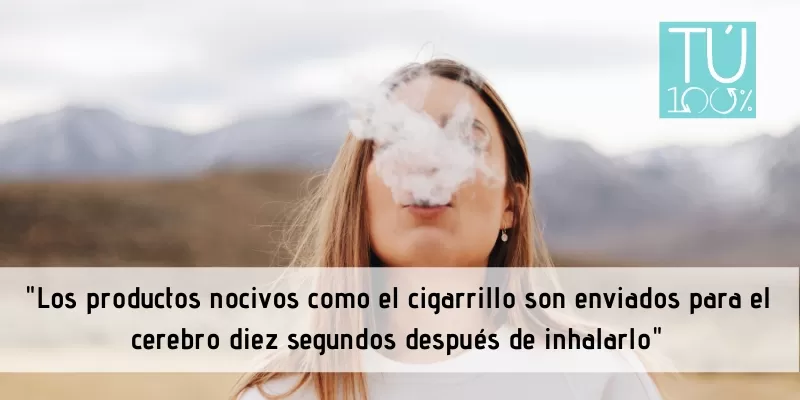 Mujer fumando.