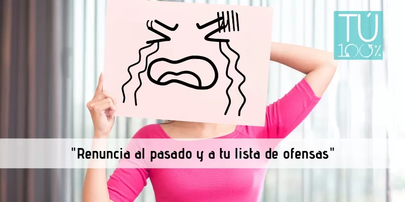 Mujer tapando la cara con diseño de lloro.