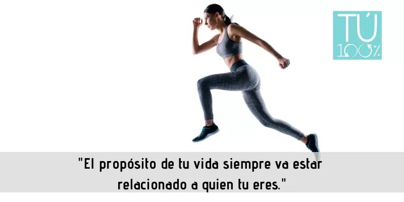 Una mujer corriendo.