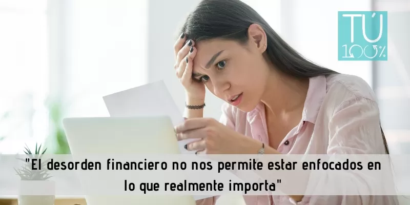 Una mujer preocupada con sus finanzas.