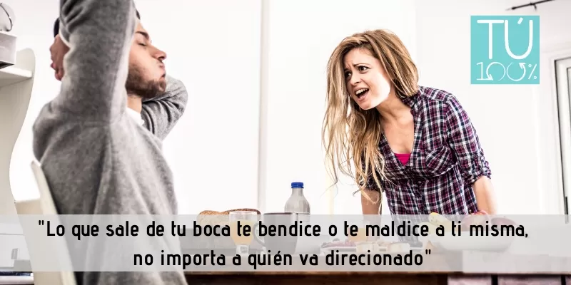 Una mujer discute con el esposo.