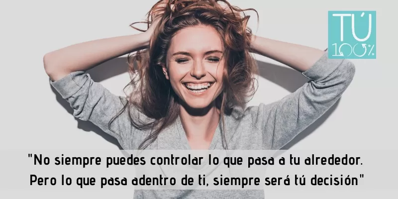 Una mujer mueve el cabello y sonríe. 