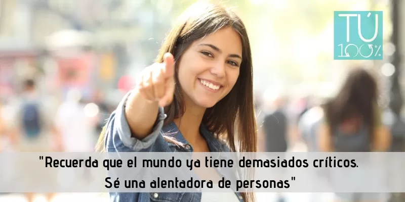 Una mujer indica el camino con el dedo.